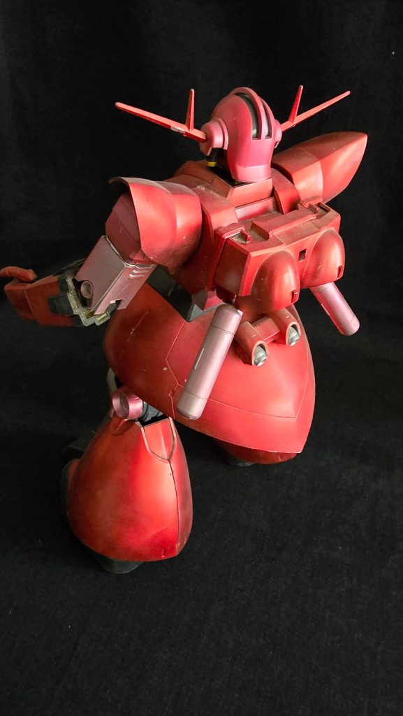 シャア専用なので機動力向上としてMGドムのバックパックを装備。そこにプロペラントタンクを追加、スカート部にサブバーニアを増設しました。