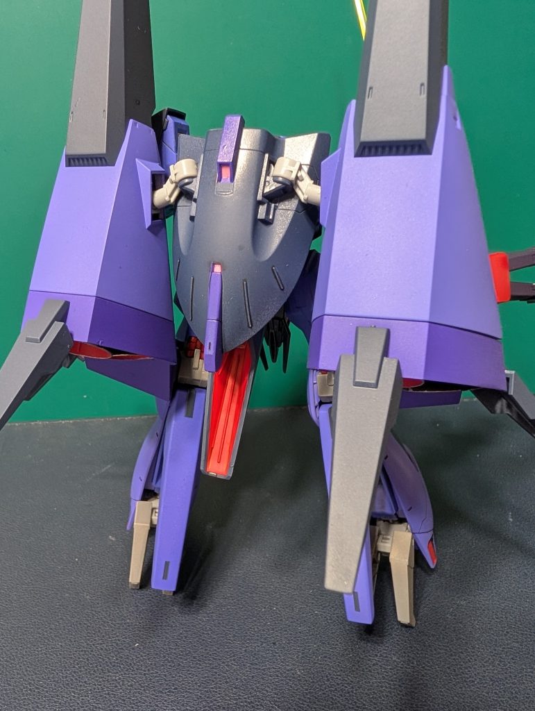 バックパックも塗り分け。ピンクはガンダムマーカーの蛍光ピンクで塗り分けました。ブースターのパープルの濃淡もうまく行きました。