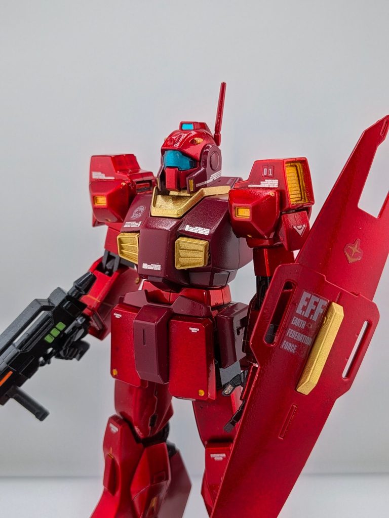 下地にサーフェイサーブラックスプレーキャンディカラースプレー濃い赤はシャアレッドのスプレー内部フレームはガンメタのスプレーで塗りましたその他の色は筆塗りです