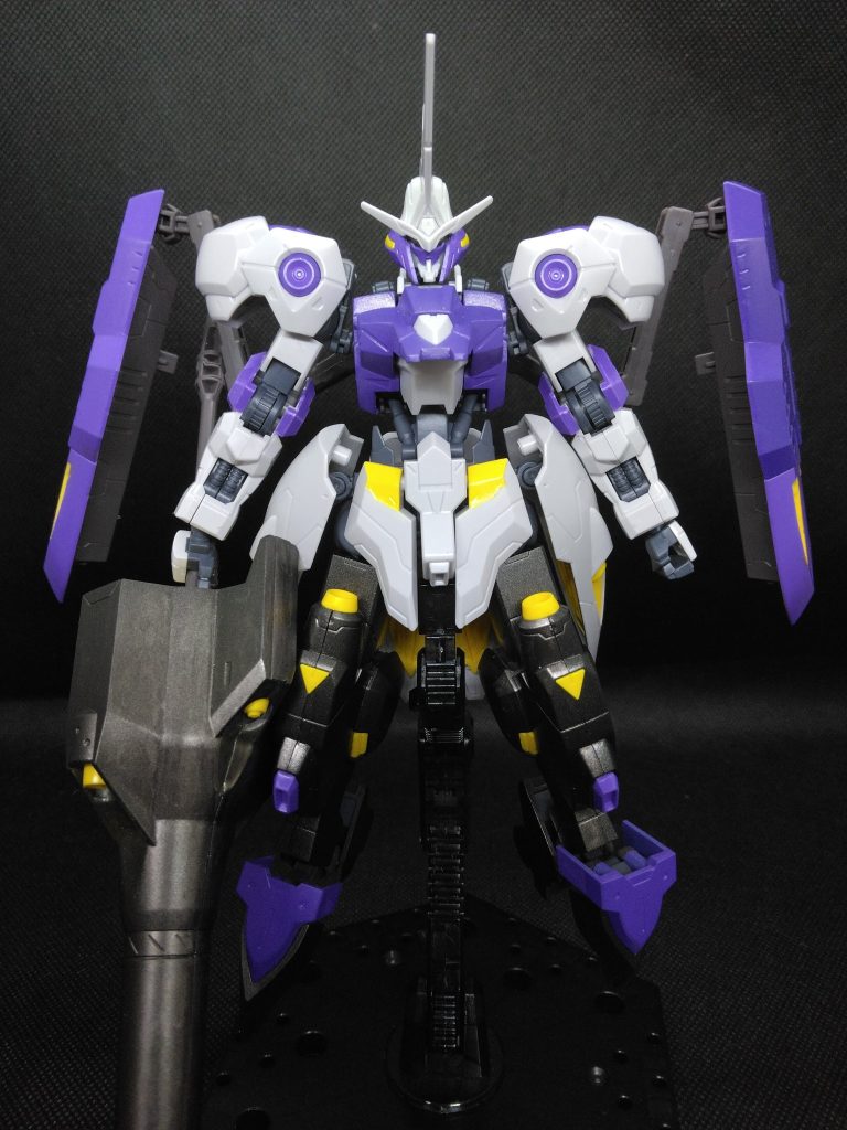 八つ目は、HGキマリスヴィダールです薄い紫の部分を濃い紫に、ブラウンの部分をガンメタで塗装しました見た目が本編に近づくと臨場感が増して良いですねイエローの部分はガンダムマーカーのイエローに同じくマーカーのホワイトを足して薄いイエローにして塗りましたやっぱキマリスヴィダールと言えばこの色ですよね元の色がこれと全く別なのは何か大人の事情があったのでしょう(適当)