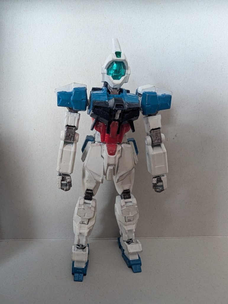 キットですが、AGのジェノアスカスタムの頭部のみに、EGガンダム（前腕、腰の横パーツ）、EGストライクガンダム（腰の前後、お腹、腿）、30MMのアルト（上半身、肩、二の腕、バックパック、太腿から下）のミキシングですね。出来る限りシンプル系なシルエットになる様に作成しました。