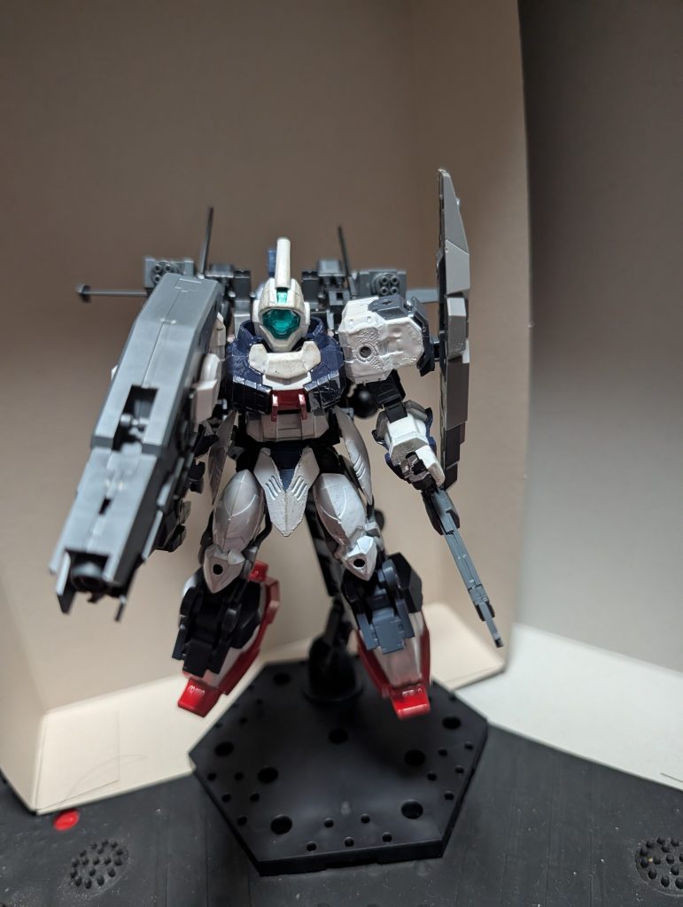 GNキャノン風から、ショートバレル化してGNバズーカ風になったメイン武装。背部のツインキャノンは腕の下に移動しています。