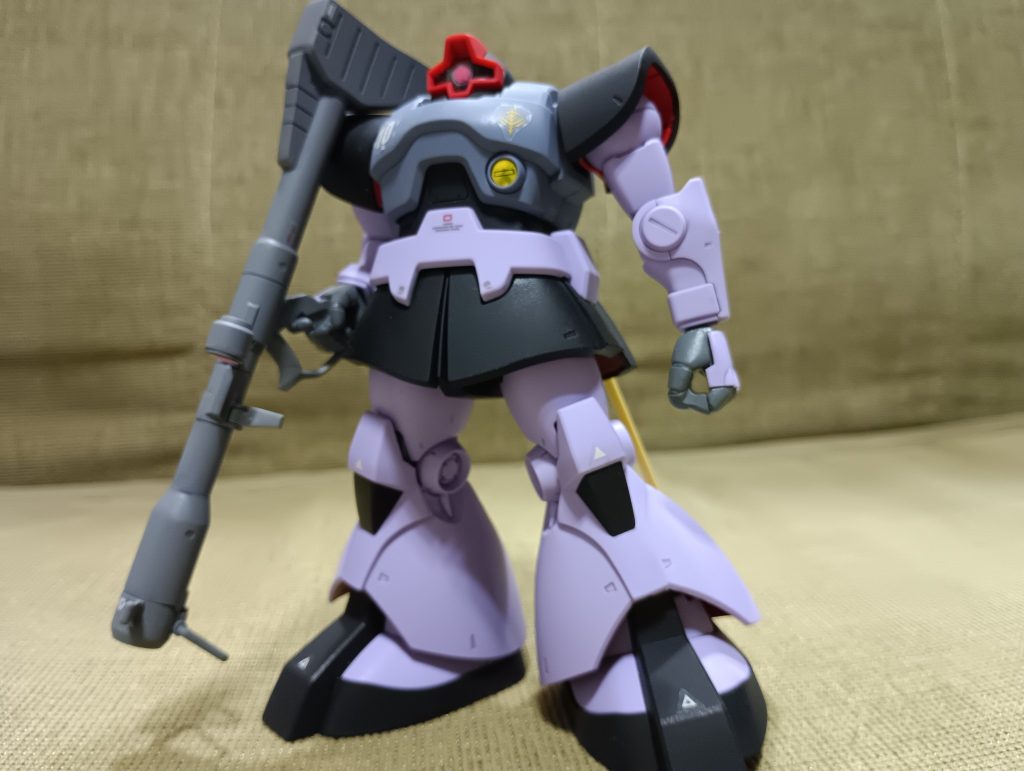 HGで再現された重モビルスーツ。かっこいいの一言。大昔の最初期の1/144ドムと比較すると手首とジャイアントバズが分かれてるだけでも感激ポイントです。もちろん、腰、脚スカート内部のバーニアも再現されており、抜かりないキットです。