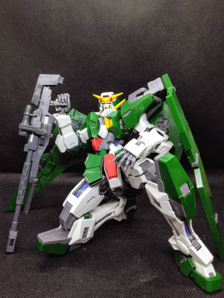 六つ目は、MGガンダムデュナメスですGNスナイパーライフルで目標を狙い撃つ、渋いガンダムですよねこの写真は、デュナメスというかロックオンのオフの時をイメージした一枚ですまぁ今思うと、ロックオンはライフルをこんな雑な使い方しないかな、と…汗