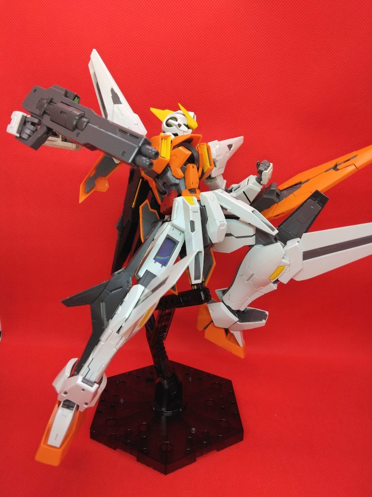 七つ目は、MGガンダムキュリオスです飛行形態に変形して高速で駆け抜ける姿はとても印象深いですよね、とてもかっこいいですオレンジの装甲に、色んな方向に出っ張った刺々しい見た目と、派手な見た目のMSが好きな僕はお気に入りのMSの一機です