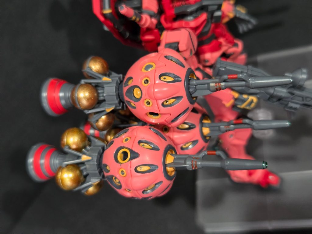 ビットの色塗りはかなり大変でしたが何とか時間をかけて塗りました、νガンダムのファンネルを作ってるのと同じ感情になりますね。タンク的なところはカッパーで塗装、何となくゴージャスな感じになって更に主張が増してる感じでしょうか。
