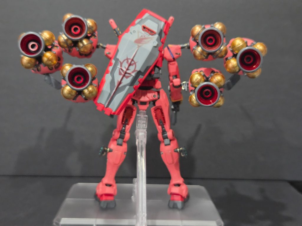 シールドには付属シールをプリンターと水転写デカールシートを使って水転写デカールに変更、であればとオリジナルのシャア専用パーソナルマークも今回は挑戦してみました。イメージは赤い彗星☄️です、透明シートの印刷なので少し透けてしまうのが課題。