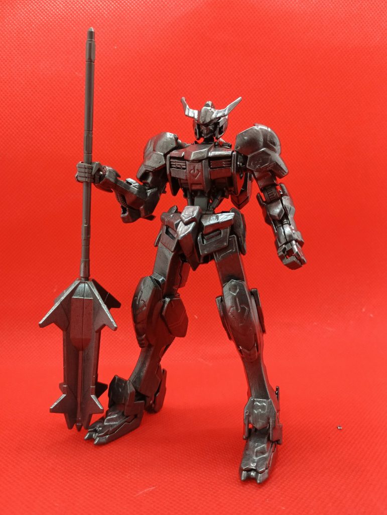 二つ目は、HGガンダムバルバトスです装甲部分をミスターカラーのガンメタで塗装して、なんちゃってアイアンブラッドコーティングにしていますじっくり見るとちょっとクオリティ高くないかもですが、個人的にはこれも経験の一つだと割り切っていますこういうスタチューだと思えば多少雑でも割り切れるかも(適当)