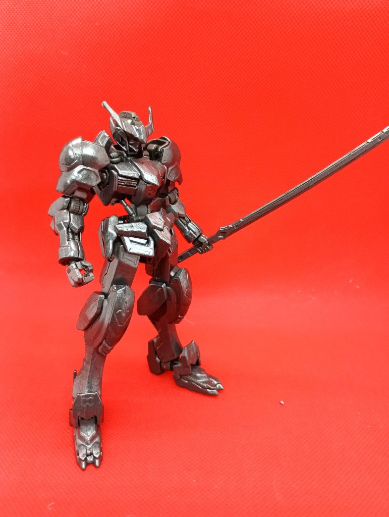 メイスは先頭の部分、太刀は全部ガンメタ塗装しています希少金属で作られているという設定である故、装甲以上に硬いのではないかと思うので、武器もガンメタで塗装した方がいいのではないかと考えたのです太刀を持ったバルバトスはかっこいいですね〇〇ブレードとか××サーベルとかではなく純粋な太刀というのが、血なまぐさい雰囲気を感じて良いですね生身の人間はチャカで撃ち抜き、MSはメイスでぶっ潰すか太刀で叩き斬る、まさに893ガンダム…