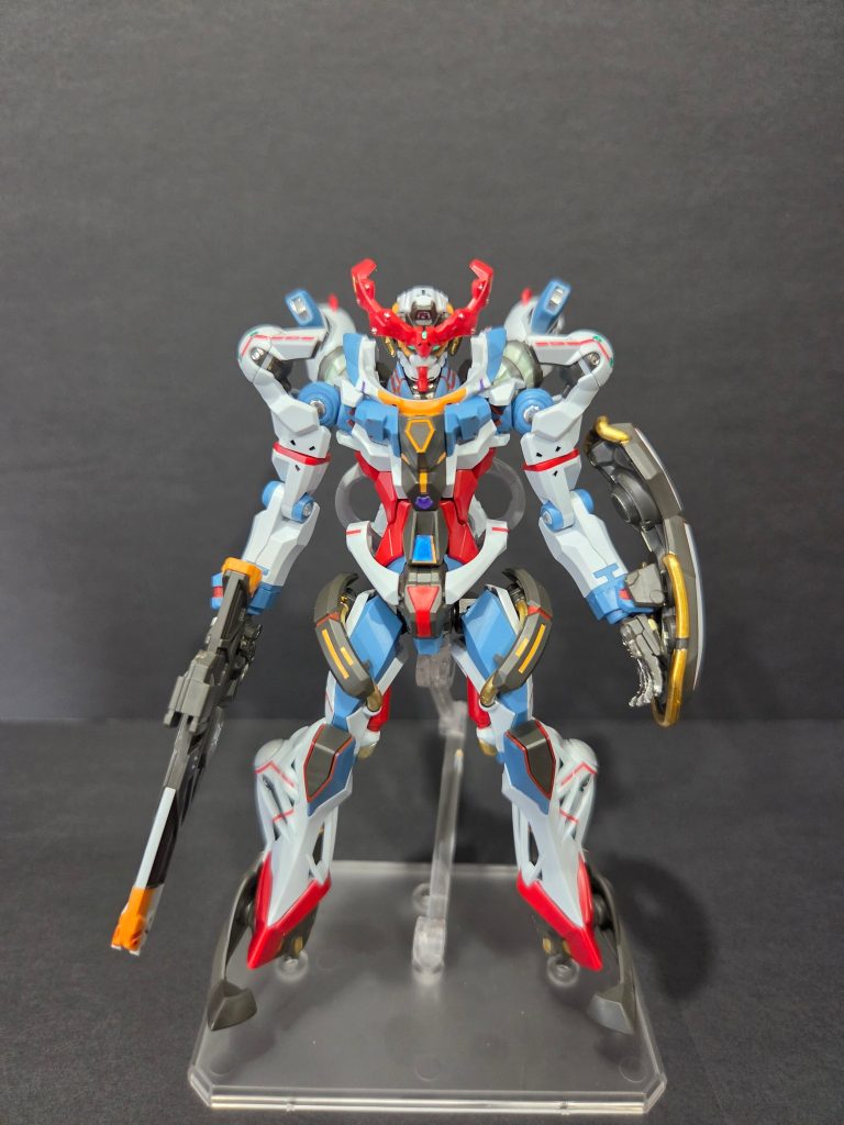 カラフルで独特な形状でトリッキーな感じもありますが格好良いです。前回の赤いガンダム同様にパーツの細かさや可動域が素晴らしいプラモデルですね。