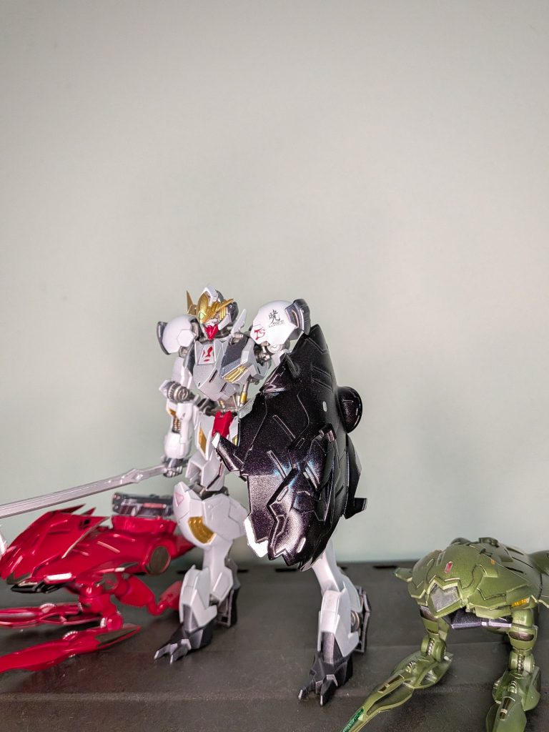 敵から奪った武装で強化する世界観なので、倒したプルーマをそのままシールドにしてみました