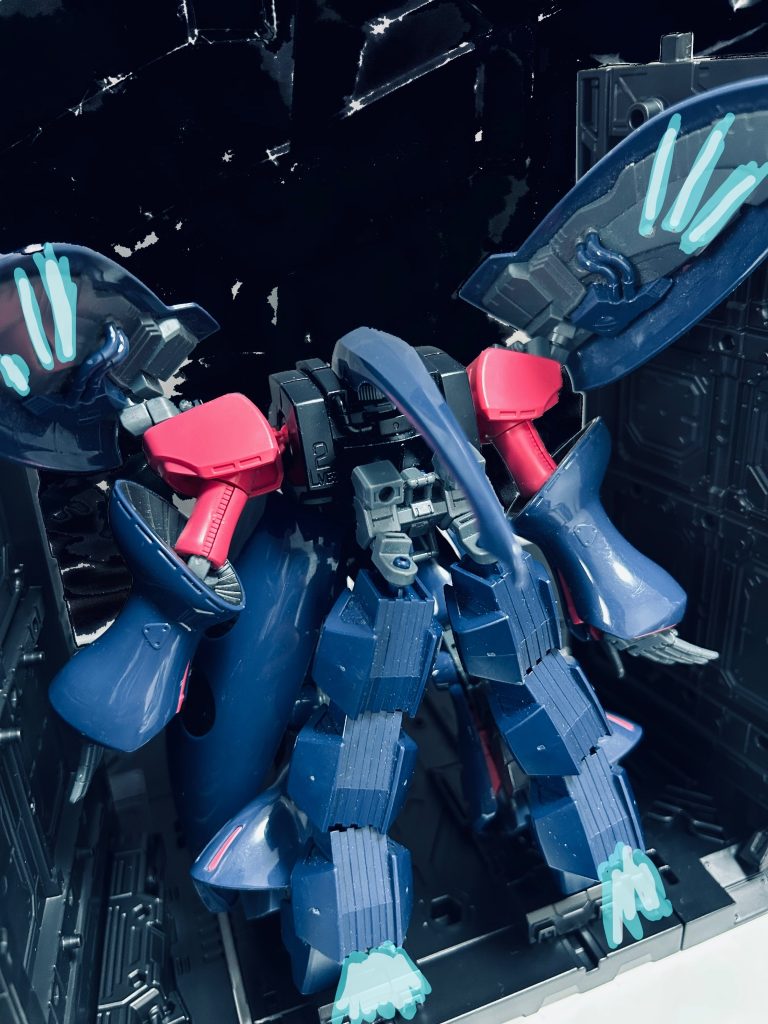「ロミオ、ヘルマプロディートス行きます！」　肩と腰のバインダーが展開し、そこから数光のテールノズルが見える。バックパックからも伸び、それがカタパルトと共にヘルマプロディートスの機体を押し出した。　リリーとヒル少尉も続き、テールノズルを噴かせた。