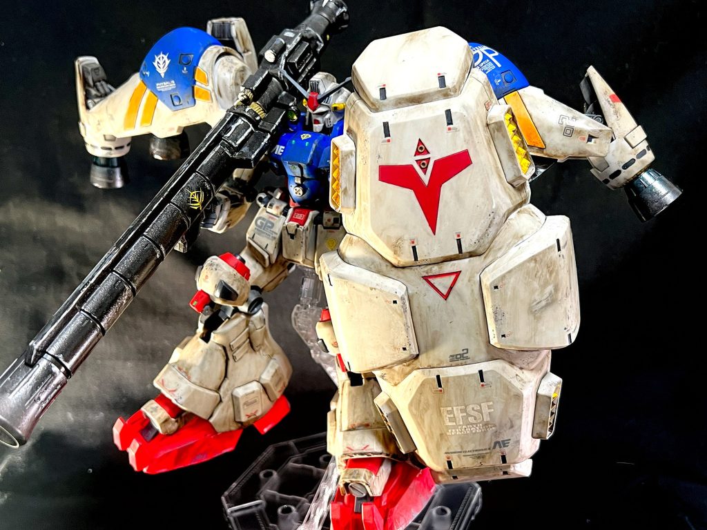 シールド前面ショットGP02を象徴する巨大なシールドを前面に出して撮影しました。シールドを前腕にネジ固定したことで安定感が出て、サイサリスらしい力強い構えが取りやすくなりました。シールド表面には、爆風や戦場で付着した汚れをイメージしてウェザリングを加えています。アトミックバズーカとの組み合わせで、GP02らしい重厚感が出せたと思います。&nbsp;