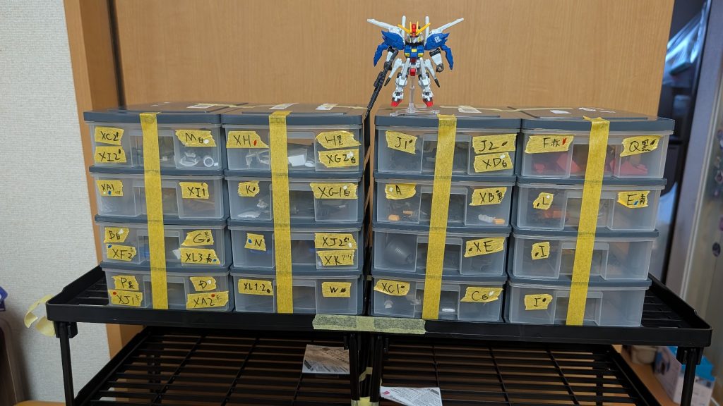 因みにあまりにもランナー多すぎて作業スペースなかったので、全て切り出してから、1BOXに「白」「黒」「その他」で分けて収納し、ちまちま仕事終わりに作っていました！マスキングテーブルでロックしているのは猫対策です笑