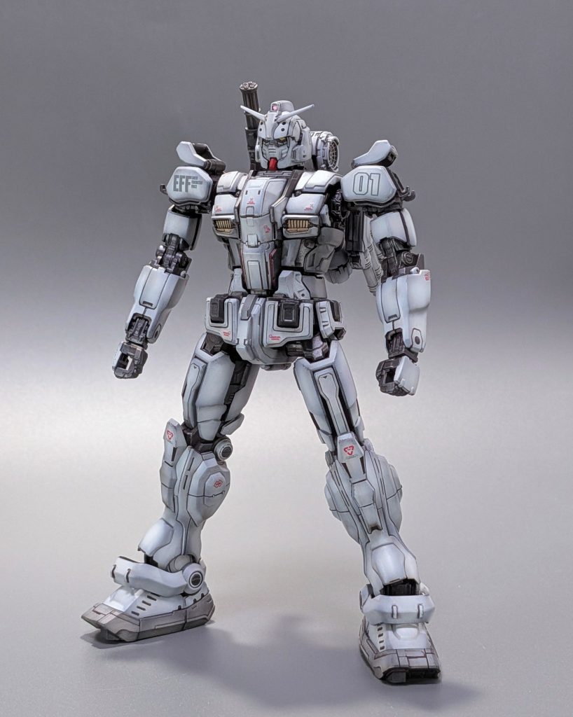キットは劇中CGによく似てるのですが好みで肩位置を上げ、腕を二の腕と肩の間のパーツを抜き手首の関節部を幅詰めして短縮、首を延長しました。頭部はひさしの角度を変更して目つきを悪く見えるようにしてます。