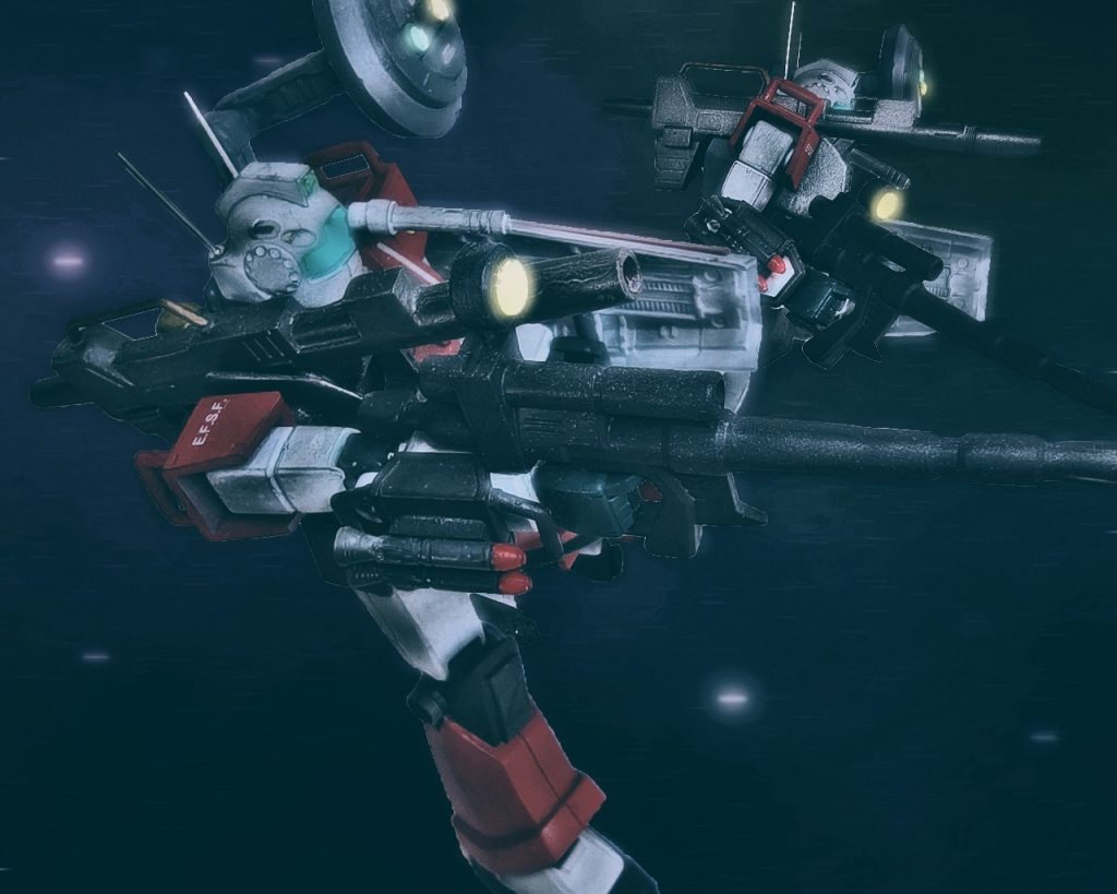 「スノーマン3、アイアン4、ビーム撹乱幕弾、撃てぇっ!!」ガンキャノンV.Cのパイロット、レイド・グレイス少尉は小隊機であるジムキャノン2機へ命令した。ジムキャノンの右腕部に装備されたミサイルが白煙を上げながらネイマンの方へ飛んでいく。「…増援か!?…だがどこを狙っている？」ガトーは伸びる白煙が自分ではなく、あさっての方へと向かっていくのを見るとビームライフルを撃つ。するとジムから発射されたミサイルはジムの手前で破裂し、爆煙ではなく何か反射するものが辺りに撒き散らされた。