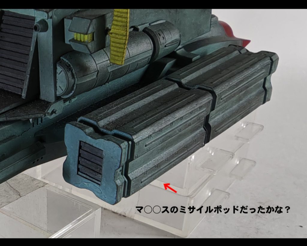サイドにも発進口がありますが、ガンプラでない他キットから流用してます。こちらはボール用格納庫になっています。