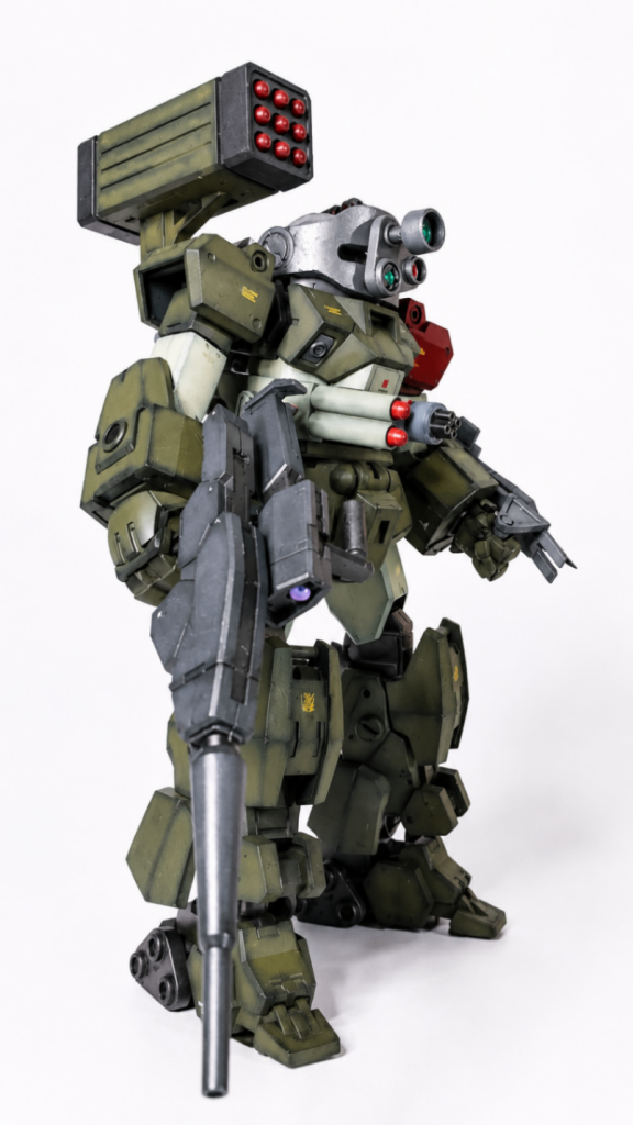 右側からです。実際右の腰についてる武装は何なのかわかりません。グレネードランチャーである可能性は高い気がします。あと細かいですがミサイルランチャーの弾頭部分も塗り分けのために別パーツ化しております。