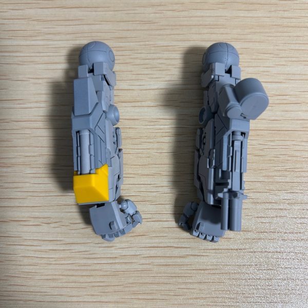 やっぱり一度作ったことのある機体はかってがわかっているので作業が早いですね。・量産型νガンダムのディテール追加・手の甲にダミーバルーン発射口をプラ版で設置・塗装剥げ防止のため肘関節のクリアランス確保加工（2枚目）