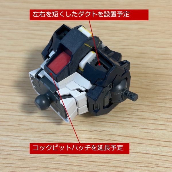 アムロのνガンダムと量産型νガンダムで大きく違う胴体に手をつけ始めました。ディテール追加とコックピットブロックの可動域アップ及びコックピット視認性アップの加工をおこないました。また、ファンネルを装備したときに重さで胴体が後ろにのけぞってしまうことへの対策も施しました。このあとは胸スラスターを左右短縮加工とコックピットハッチ延長を行う予定です。（4枚目）