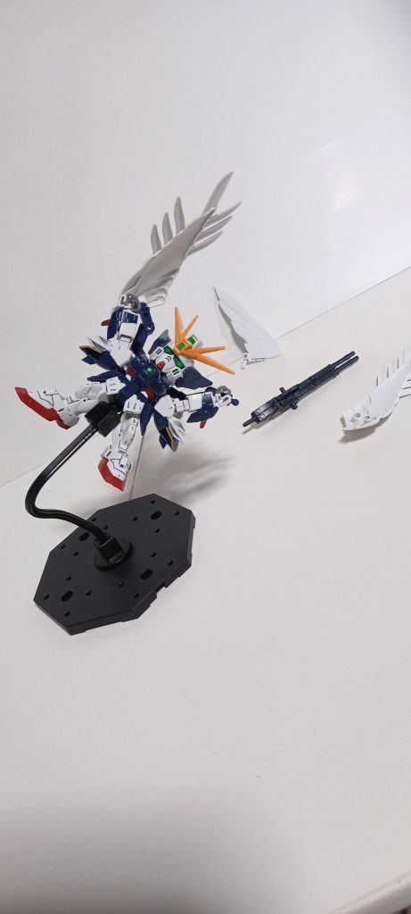 吹き飛ばされてみたり……。(gundam-kao4)