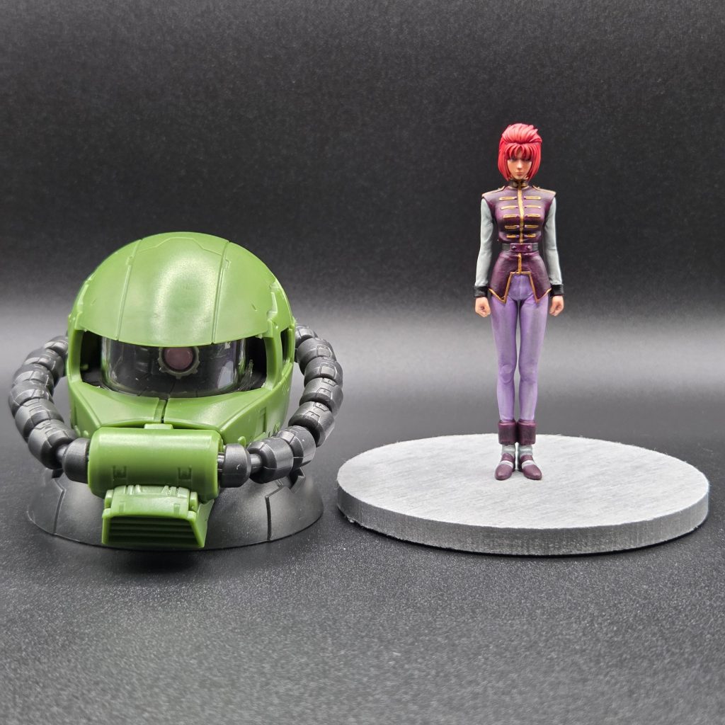 ガチャガチャのザクヘッドと一緒に撮影。マリーダが1/20サイズで、ザクヘッドが1/35程度とのことですので比率がおかしいですねー。