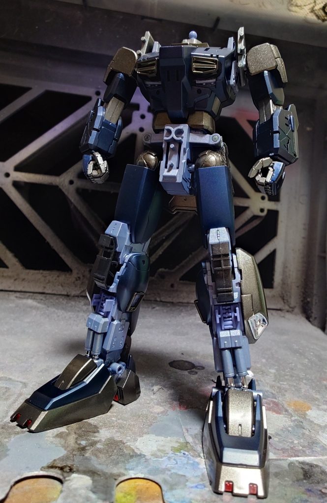 フレームも一応全塗装しています。基本的にはガイアのメカサフライト→EXブラックを全体のベースにしています。ABSはランナーから切り出したら組まずにサフ吹けば早々割れる事はありません。浸透するクラックが無いですからね。成型色に近しい色をメタリックに調色したのですが色々混ぜすぎて兜とフレームはレシピがありません・・・。ガンメタ：スターブライトアイアン＋EXブラック→EXクリアー紺色：プリズムブルーブラック→EXフラットクリアー赤：プライマリーメタリックレッド→クリアーレッド金：スターブライトゴールドガイア信者かつメタリック狂いなので昨今の溶剤の高騰&品薄が辛すぎる。