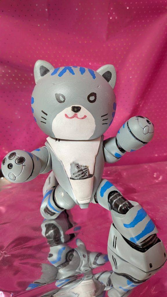 こちらは「サバトラななちゃんロボ」&nbsp;サバトラななちゃんが自分ソックリのロボットを作った設定にしております。一応、アッガイとかベアッガイに準じた可動は出来ます。こちらもエポパテを盛ったり削ったりと原型が・・・・（笑）関節がABSなのでギチギチ鳴ります。