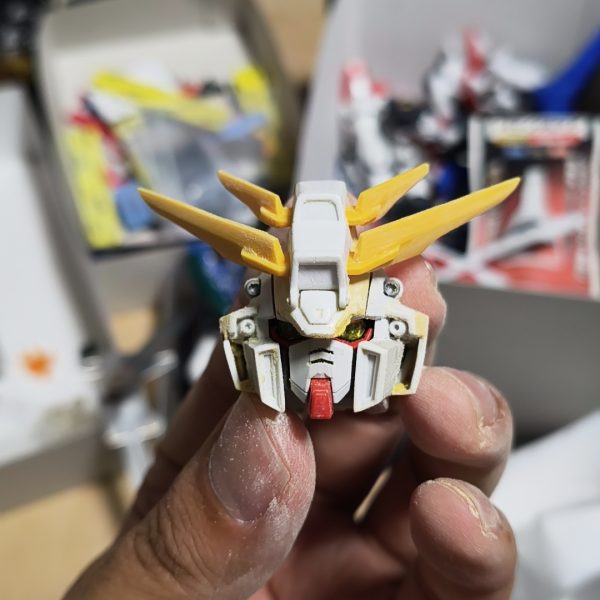 MGSDフリーダムにRGやハイレゾの外装等を付けていく形で製作してます 頭部はSDゴッドのアンテナ部を切り取り、頬ダクトと頬バルカンは瞬着で仮止めしてます06/26 追記捨てサフ胸部パーツ差し替えでハイパーモード再現肩などにディテール追加顔はバルカン位置を前にずらして作り直しでようやく納得できたかな6/11 追記大まかに全体像は見えてきたかなと顔が思ってたよりゴッドに似て無く四苦八苦頭部の上バルカンもパテで囲って頬は丸くすると良いのかな?と考え中腕はハイレゾを切り詰めて4ミリ短縮し、上下で分割ポリキャップを埋めて軸接続にしてロールができるようにしてます5/27追記久しぶりに頭部を大まかにパテで造形肩は大きかったのでMGに変更胸部はMGを削り込んで形状変更前に出すぎているのでもう少し削る予定腰はMGで左右のフロントスカートのみハイレゾ足はほぼそのままで膝のダクトと脹脛のバーニアフィン?等フリーダムの記号を削ぎ落とし、エッジを削り丸い印象に腕プロテクターはハイレゾを使う予定が右手用が紛失…以下過去分 肩はハイレゾのものにMGSDのジョイントを移植してますバックパックはキャノピーを切り落としてプラ板でジョイントを作って貼り付け差し込んでます他の外装についてはひっつき虫で仮止め雰囲気はこれで掴めたかな課題として胸部の展開の再現をどうするかがあるのですがギミックを再現するか、今はRGをつかってますが他のものに変えるか等まだまだ課題はある感じです(5枚目)