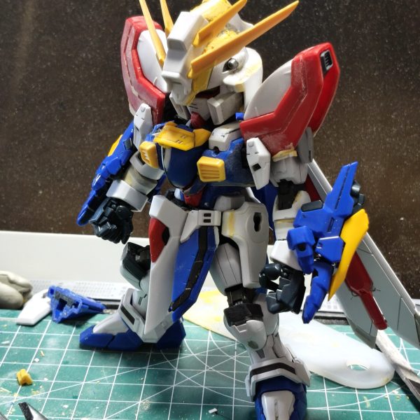 MGSDフリーダムにRGやハイレゾの外装等を付けていく形で製作してます 頭部はSDゴッドのアンテナ部を切り取り、頬ダクトと頬バルカンは瞬着で仮止めしてます06/26 追記捨てサフ胸部パーツ差し替えでハイパーモード再現肩などにディテール追加顔はバルカン位置を前にずらして作り直しでようやく納得できたかな6/11 追記大まかに全体像は見えてきたかなと顔が思ってたよりゴッドに似て無く四苦八苦頭部の上バルカンもパテで囲って頬は丸くすると良いのかな?と考え中腕はハイレゾを切り詰めて4ミリ短縮し、上下で分割ポリキャップを埋めて軸接続にしてロールができるようにしてます5/27追記久しぶりに頭部を大まかにパテで造形肩は大きかったのでMGに変更胸部はMGを削り込んで形状変更前に出すぎているのでもう少し削る予定腰はMGで左右のフロントスカートのみハイレゾ足はほぼそのままで膝のダクトと脹脛のバーニアフィン?等フリーダムの記号を削ぎ落とし、エッジを削り丸い印象に腕プロテクターはハイレゾを使う予定が右手用が紛失…以下過去分 肩はハイレゾのものにMGSDのジョイントを移植してますバックパックはキャノピーを切り落としてプラ板でジョイントを作って貼り付け差し込んでます他の外装についてはひっつき虫で仮止め雰囲気はこれで掴めたかな課題として胸部の展開の再現をどうするかがあるのですがギミックを再現するか、今はRGをつかってますが他のものに変えるか等まだまだ課題はある感じです(6枚目)
