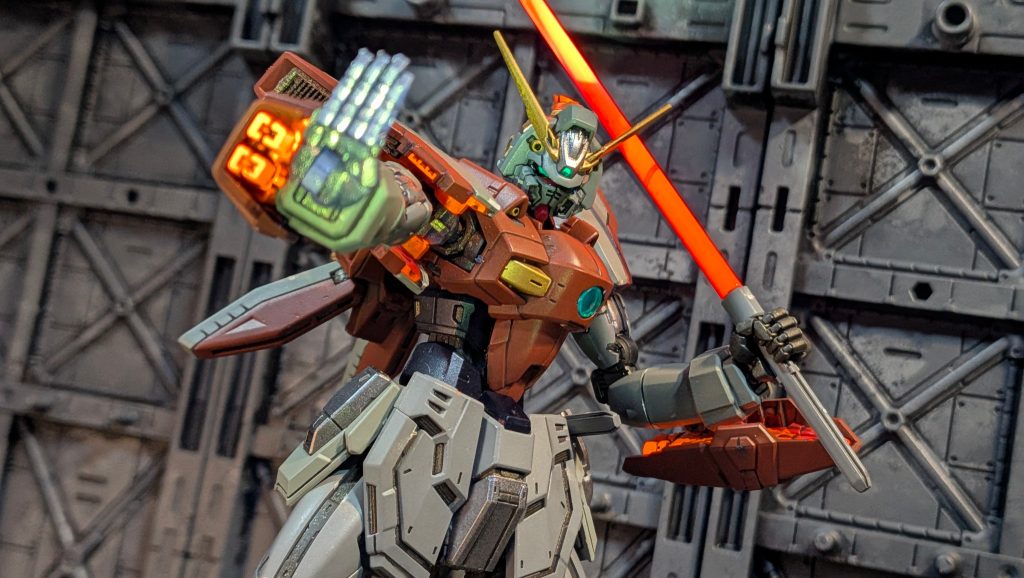 あと、めちゃくちゃ可動します！今まで作ったガンプラで恐らく1番可動域広い。肩関節はちょい伸びる仕掛け、腰関節はジグザグに引き出せて複雑に動き、腕は肘から上と下に回転軸が1つずつ。関節オバケすぎますわ🤣