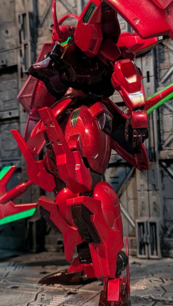 写真ではかなり伝わりにくいのですが、パーツごとに下地色が違います。太もも→ガンメタルひざ→ゴールドすね→シルバー&nbsp;かなり微妙な差ではありますが、違いは出ました😋シルバーを基準にすると、ゴールド下地はより鮮やかな朱色のようになり、ガンメタ下地はギラついた深く濃い赤になりました。