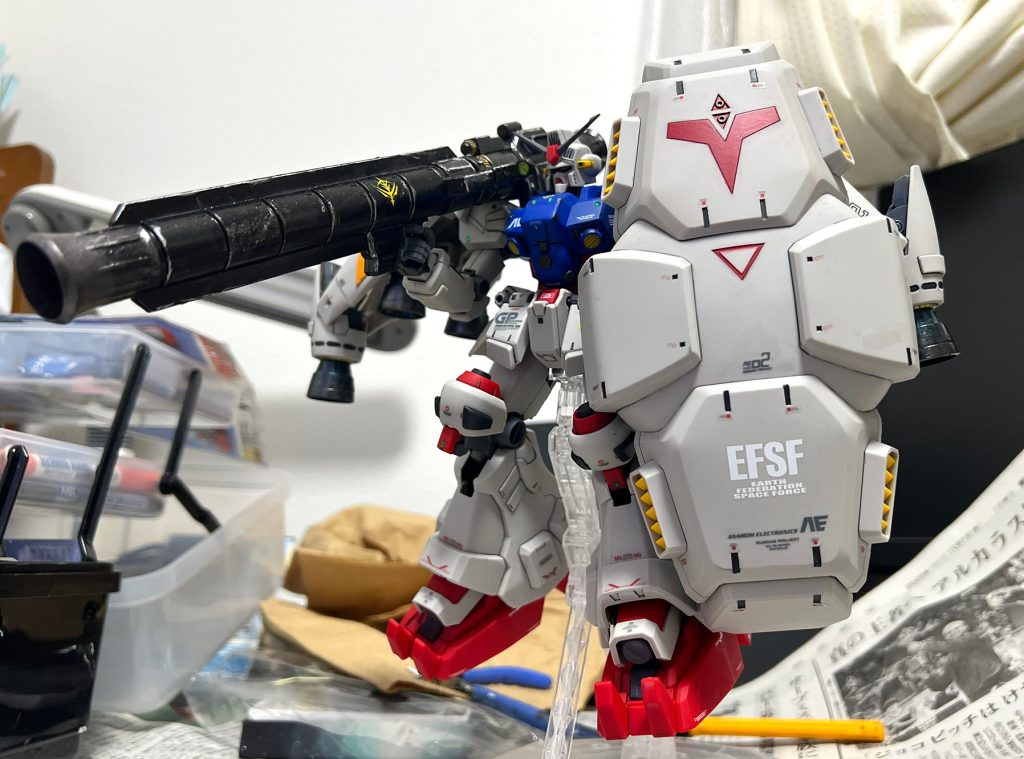 ウェザリング前ウェザリング前の状態です。この段階でもGP02の重厚なシルエットは十分にかっこいいのですが、今回は「アトミックバズーカ使用後の機体」という設定にしたかったので、ここから汚しを加えていきました。&nbsp;