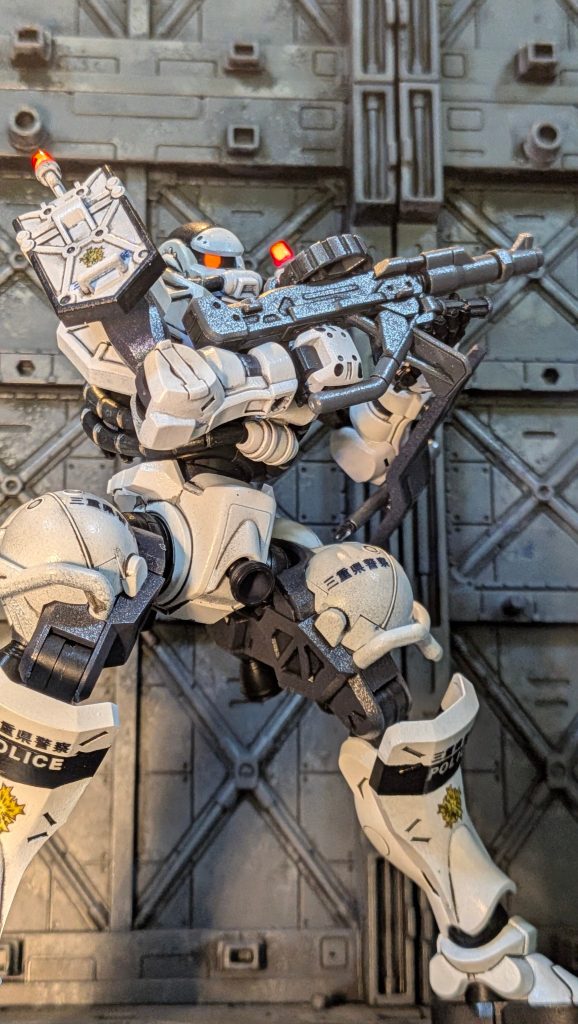 下から見上げるとちょっとリアル感増しますね(zaku-kao5)