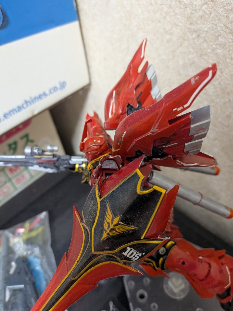 フルペイントして汚しを入れて…ムムッ!!…ショルダーアーマーの内側にカマボコ発見!!ショルダーアーマーの内側がスカスカでした(＠_＠;)
