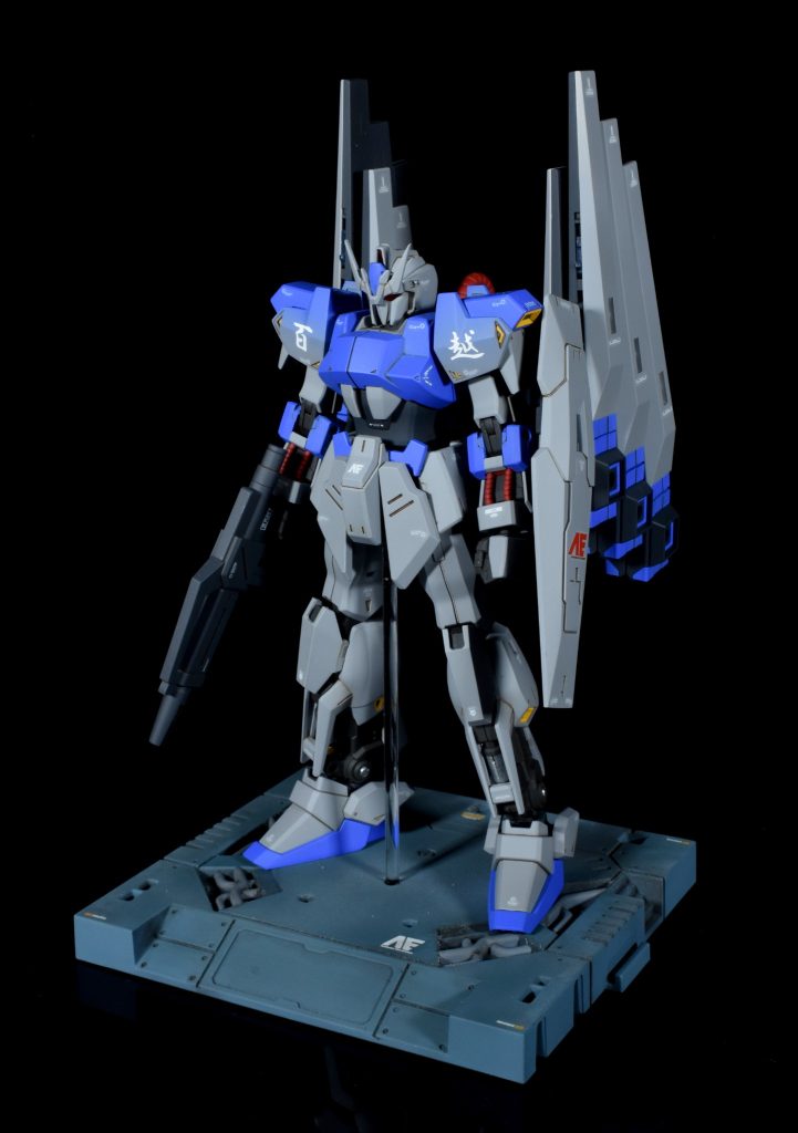 本機はMSN-0100「百式」を母体とし、νガンダムに搭載されたフィン・ファンネルの運用を可能とするための改修を施した機体である。ガンダムタイプの新規採用は政治的配慮から困難であったが、デルタ系MSは過去いくつかの運用実績により象徴性が相対的に低いと判断され、採用が承認された。主な改修点は以下の通り。・バックパックのウィングバインダーをフィン・ファンネルへ換装・頭部へのサイコミュ制御ユニットの搭載・コックピットブロックのサイコミュ対応化および最新型リニアシートへの更新これらの改修により、旧式機を基礎としながらも総合性能はジェガンタイプを上回り、特に機動性・反応性においてニュータイプ専用機として要求される水準を満たしている。
