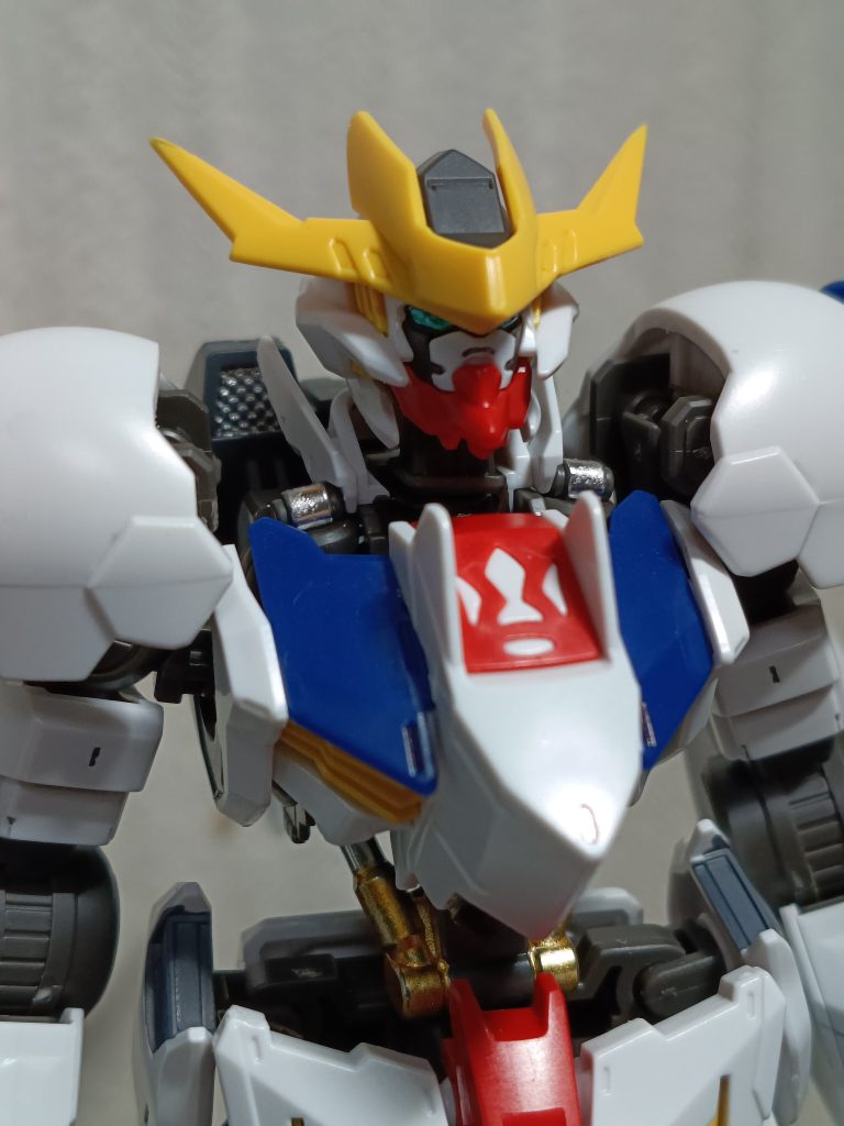 アンテナのシャープ化とシリンダー系の塗装ツインアイは、ガンダムメッキシルバーを下地にガンダムマーカーのグリーンを塗りました！