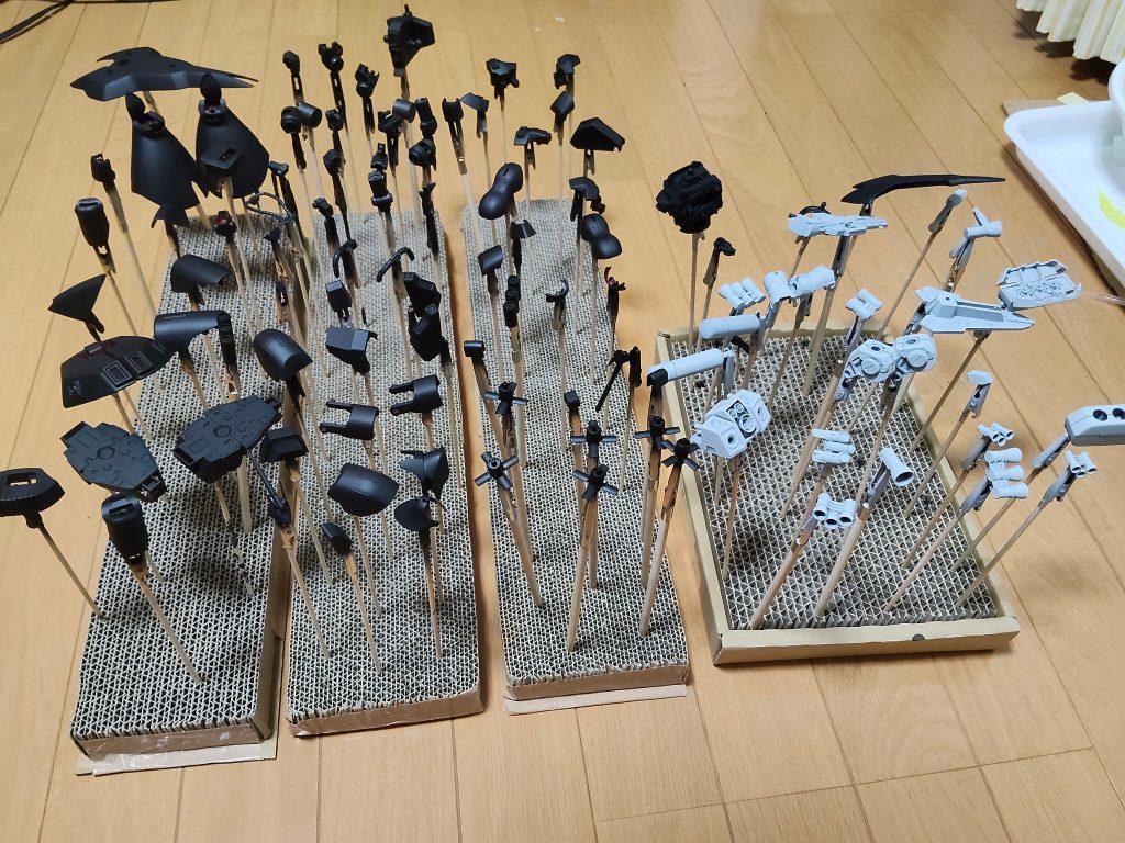 うちの充電式エアブラシ、この量を１回で吹ききれないことが分かりました……HGナイチンゲールが積んであるんだけど、どうやって塗装すればよいか……