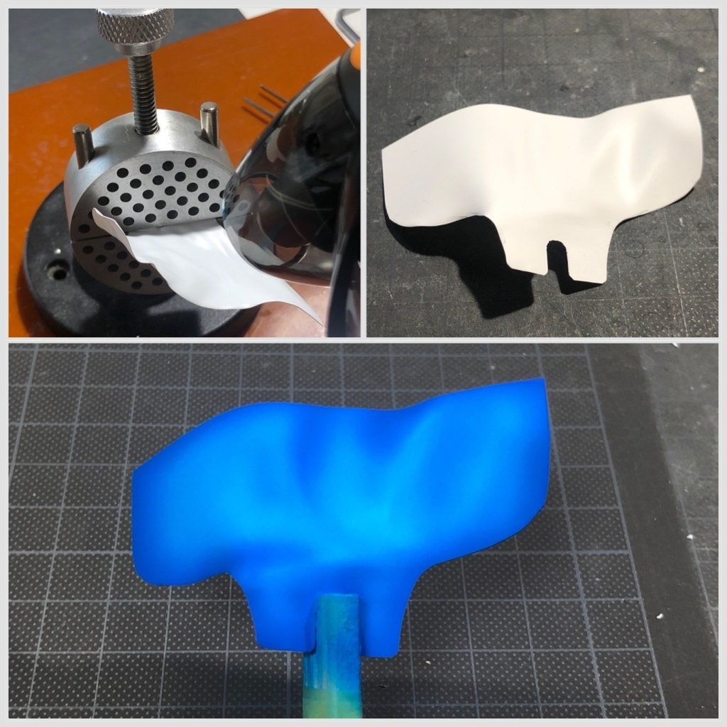 マントはプラペーパーで作りました。マント上の形に切り抜いたプラペーパーをドライヤーで熱しながら曲げて、冷まして固定。その後塗装で陰影をつけて完成です。固定は首と上半身の間に差し込んでるだけです。