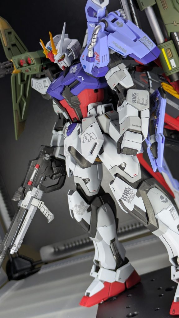 幸いと言ってはなんですが、今回作成している『MG エールストライクver.RM』はパーツ取り寄せの際も在庫が豊富であり、悩むより注文だ！ということで早速注文しましたが、時期が悪かった！！そう、世間はゴールデンウィークで当然バンダイのパーツセンターもその期間配送は停止。届くまでになんと３週間も掛かってしまいました・・・。ですが届いてしまえばこっちのもの！塗装し直し再度組み込み、今度は割れること無く組み上げることが出来、やったー！！と歓喜しているときでした。第二の悲劇が襲います。なんと二本のビームサーベルをエールストライクパックに差し込んだときでした。スミ入れにはタミヤのエナメル墨入れを使用しているのですがこれがクリアパーツと相性が最悪でした。物の見事に二本ともバラバラに割れてしまいました・・・。内心、「あああああ！！！」と絶叫したくなる心地でした・・・。仕方がないので再度バンダイさんからビームサーベルを二本分取り寄せますがここでも時間が再び掛かります。ですが今度は幸いというのでしょうか、２週間で届きます。よーし！これで仕上げられる！！と思いましたが、そうは問屋がおろしません。三度、悲劇が起きました。なんと塗装ブースが完全に壊れてしまい塗装不能に・・・。この塗装ブースはYoutubeで活躍されている方が紹介されていたもので、丁度１年半前に購入したものでしたが、きっかり保証期間が切れるタイミングで故障。中国産メーカーのものだったのでこれが原因で火事になっても嫌だったのできっかり気分を切り替え、国産で更には知名度もあるRAYWOODさんの「ニトロブース」を購入することに！丁度、値上げのタイミングだったらしくその前に滑り込むかの様に購入することが出来ました。サイズは一番小さな３５０を買いましたが、以前の塗装ブースよりも遥かに吸ってくれています！