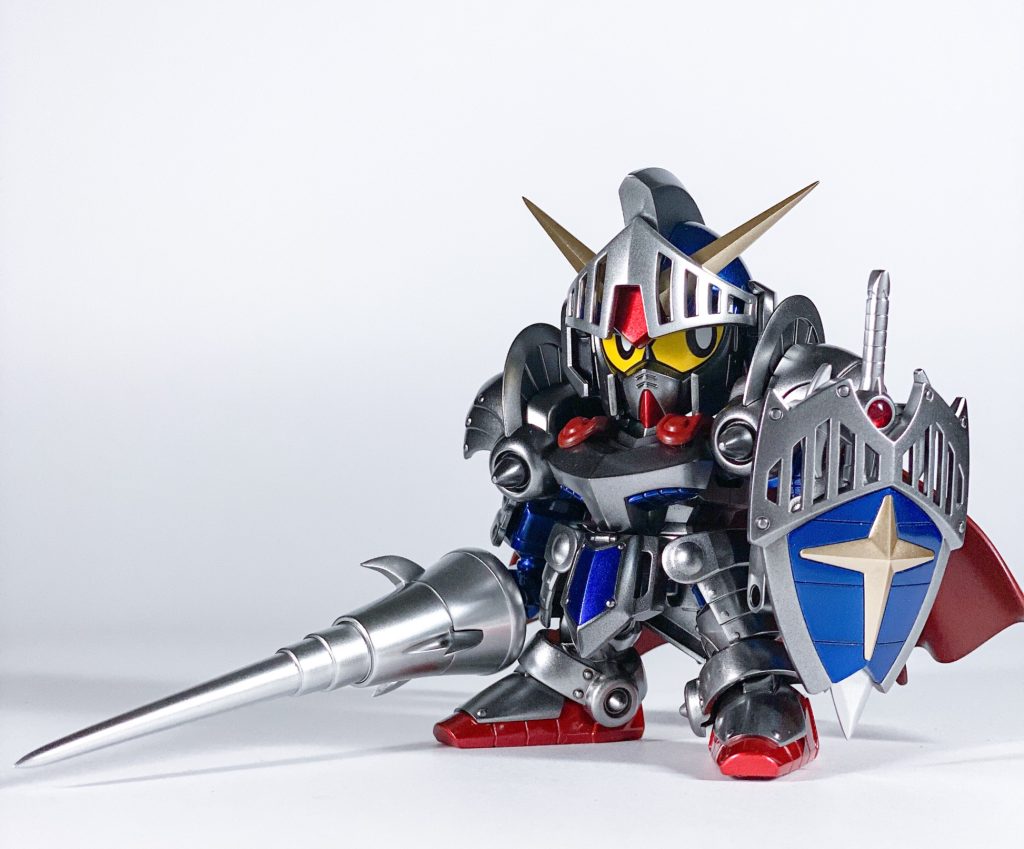 パケ絵風。本体のシルバーは黒下地にガイアEXシルバー＋ガイアEXブラック少量で調色。バイザーと電磁スピアと剣は黒下地にクレオス&nbsp;スーパーメタリック2のスーパークロームを使用しました。質感の違いでたかなぁ。