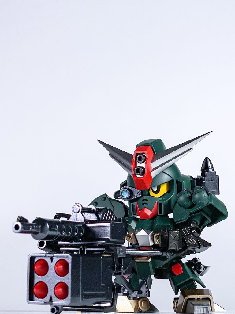 さて、武装てんこもりで楽しいコマンドガンダム。干渉しまくりでポージングほぼできないというSDらしさもまたいいですよねぇ。笑
