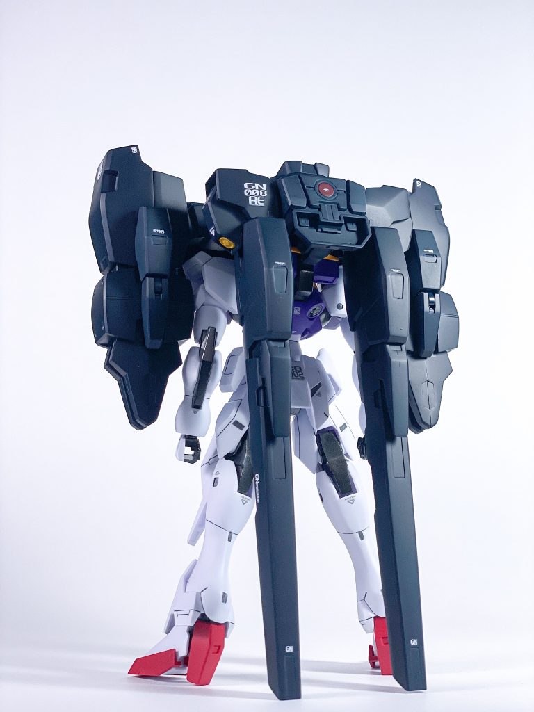 背面。今回はガンダムデカールの劇場版ダブルオーのラファエルガンダムのものみを使用しています。特に配置の指定がないので自分の好きなところに配置してます。&nbsp;