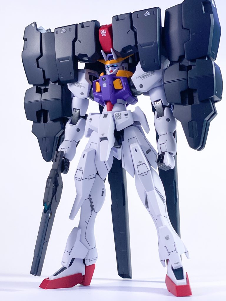 本体はガイアEXフラットクリアプレミアムでつや消し、関節部はガイアEXクリアで光沢仕上げにしています。劇中では本体もツヤッツヤに描かれていますが、プラモにするとつや消しにしたくなります。笑