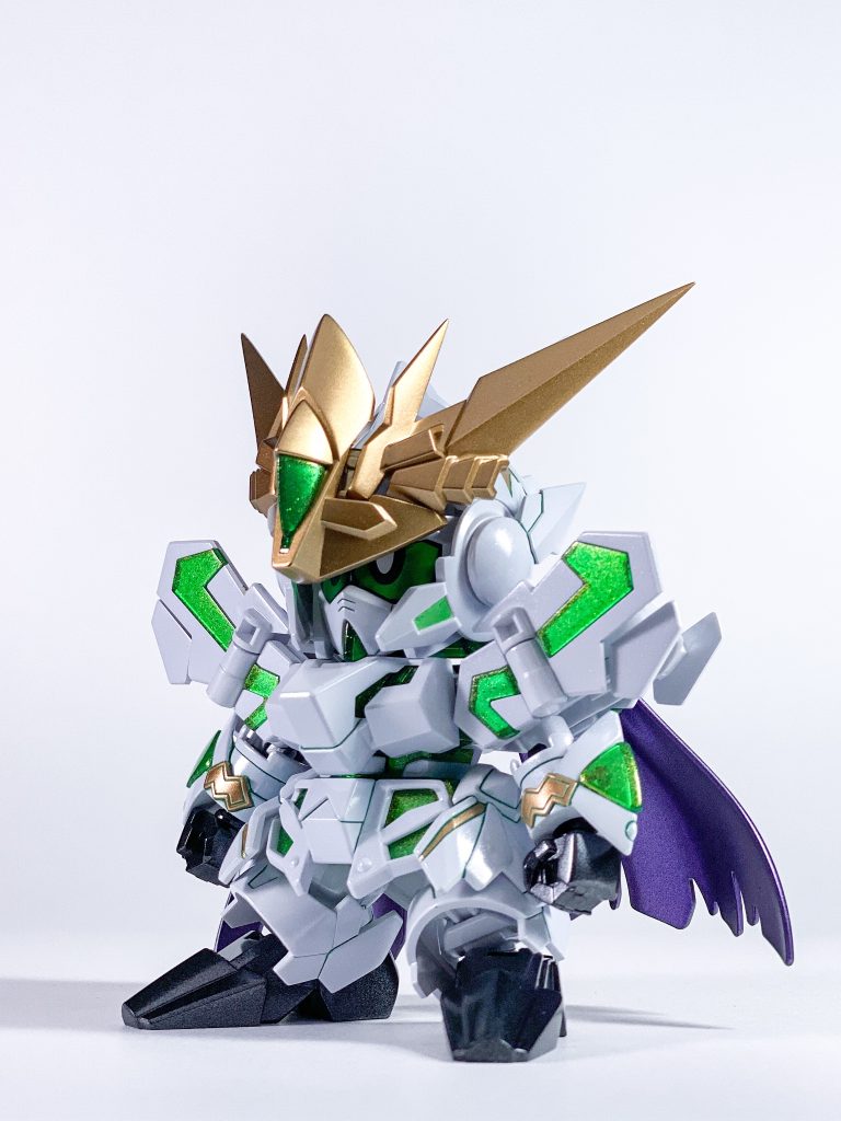 サイコフレーム？部は裏面にガイアEXシルバーを吹き、表側にクレオスのシャインシルバーでお化粧し、クリアイエローとクリアグリーンを混ぜたものをコート。