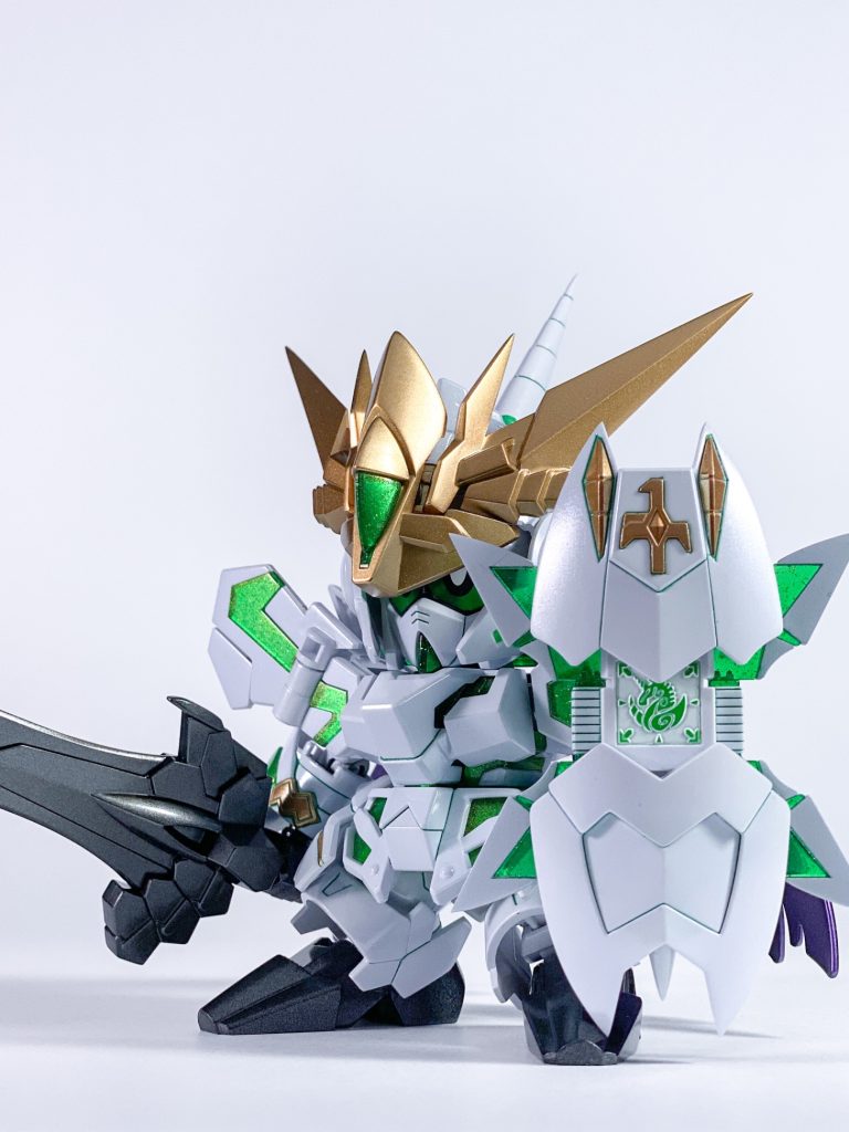 武器持たせて。ゴールドはGXメタルイエローとGXメタルピーチを加えたものを使用しました。結構いい感じの色味になったかと思います。アカシックバインダー（シールド）の紋章はラッカー後に水性ホビーカラー吹いて拭き取り。マスキングは無理でした。w