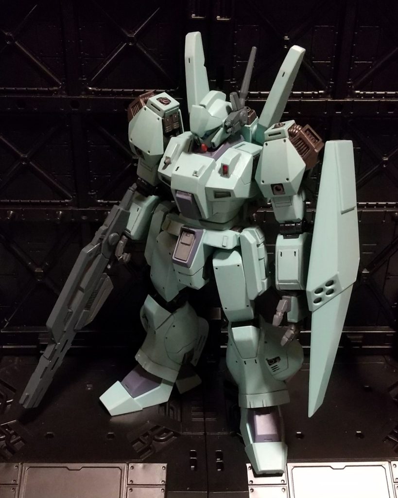 アクシズ戦争以降30年間マイナーチェンジを重ねて主力機の座に君臨していたジェガン。この89R型を最後に小型モビルスーツと世代交代します。