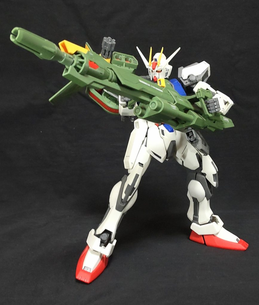 『アグニ』を構えて😄。MG１体目がサイサリスだったので、普通に組んでこのカッコ良さ、そしてこの可動には本当に驚きました😳。当時は0083にはまり、SEEDにはまり、小学生以来ガンプラを作ってみて、その進化に驚いた時期です。