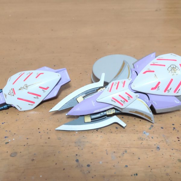 過去作のキュベレイに「アドバイスを」とコメントを頂き、私にはたいしたアドバイスが出来そうもないので作成したバインダーの取り付けと作成した武器の紹介をさせて頂きます。キュベレイのバインダーを背面に取り付けるなら、可動軸は増やしておいた方がバインダーに表情がつけれます😁。私の場合は、写真のように可動軸と回転軸を付けてます😄。武器は、白いカブトムシみたいですが、元はプロビデンスとシナンジュの盾ですね😁、そこにキュベレイのジャンクを付けてます😄。キュベレイの魅力はファンネルを操っているかのような『指』だと思っているので武器を持たすのはなんか違うと思い、腕に取り付ける方法としました😁。キュベレイは、もう元が完成されてるのと、美しい曲面で構成させてるので何をするのも難しいですね😓。（4枚目）
