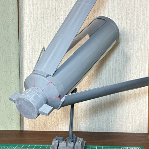 丸く切ったプラ板をピザカットして、首から鎖骨を覆いました。ここの精度出すのは難しいので、パテで隙間を埋めてます。キャップをプラ板で覆って、構造物を取り付け、キャップを閉めます。ボトルの底はカットして、プラ板で蓋をします。内側の撮影時に外せるよう、外壁をはめて固定できる溝を作ってます。ボトルから切り抜いた透明板、銀シール、曲げプラ板の3層で偏光ミラー3枚を作成。コロニー本体先端に差し込みスリット付きの箱を作って固定しました。現在ここまでです😃後は内装と、外装のディテールを時間が許す範囲で追加していきますが、落着バージョンも作るので農業ブロックは後日追加になりそうです🤔（3枚目）